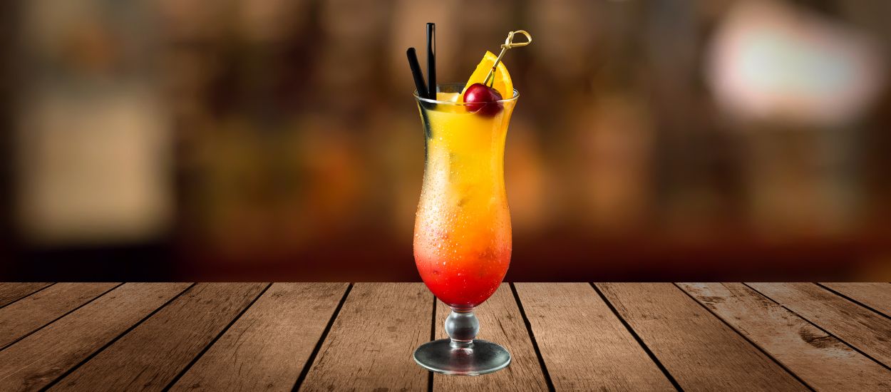 Vodka, ananas, cordial de pêche, liqueur de fruit rouge vanillé et cranberry